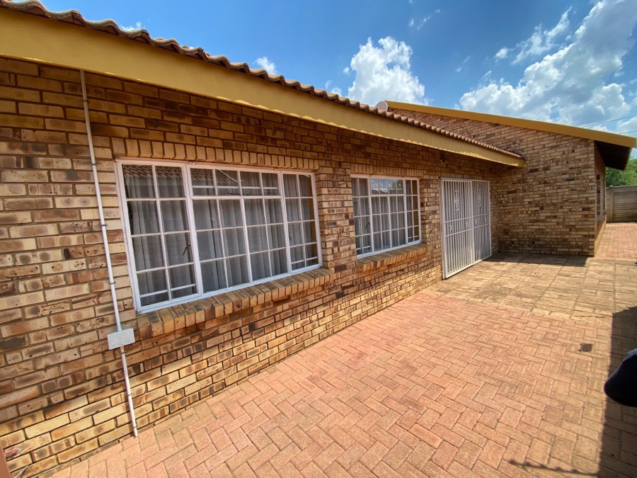 6 Bedroom Property for Sale in Kannoniers Park North West